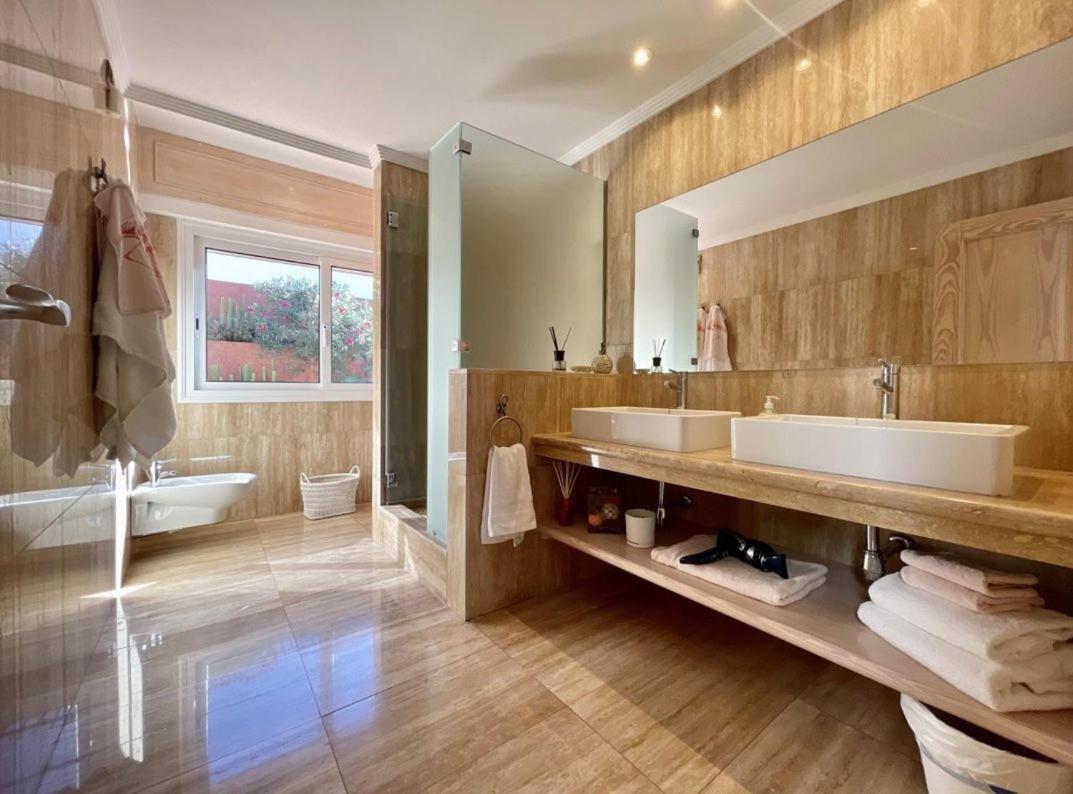 Villa Amorio A Spacious Modern Getaway With A Private Heated Pool & Sea Views Costa Adeje  Ngoại thất bức ảnh