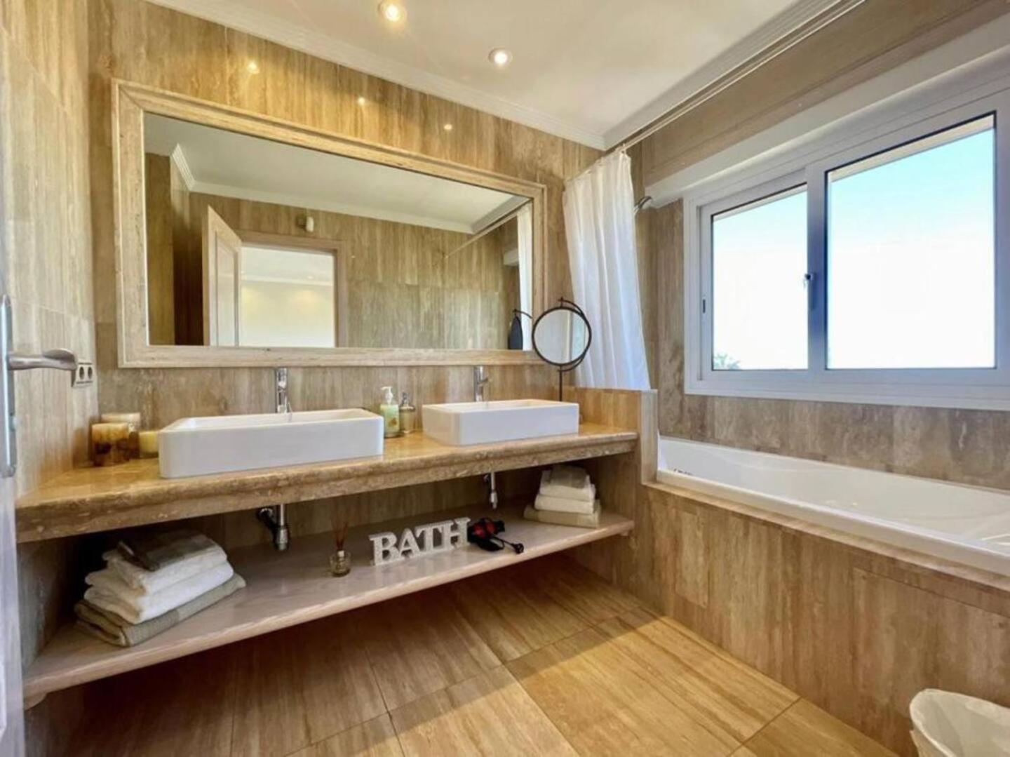Villa Amorio A Spacious Modern Getaway With A Private Heated Pool & Sea Views Costa Adeje  Ngoại thất bức ảnh