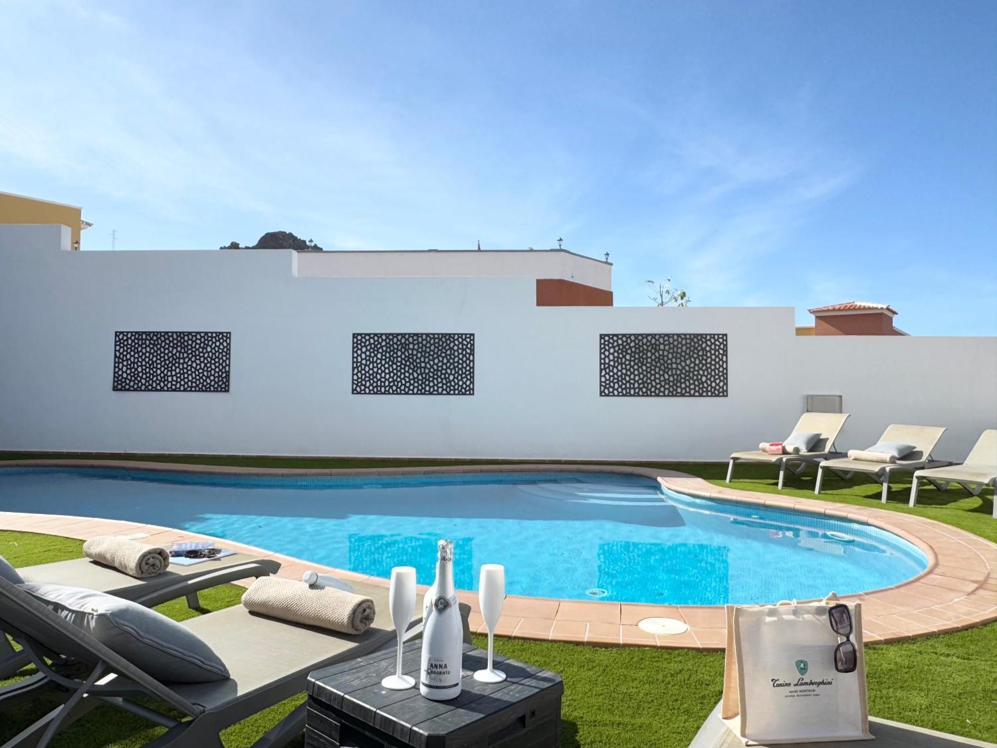 Villa Amorio A Spacious Modern Getaway With A Private Heated Pool & Sea Views Costa Adeje  Ngoại thất bức ảnh