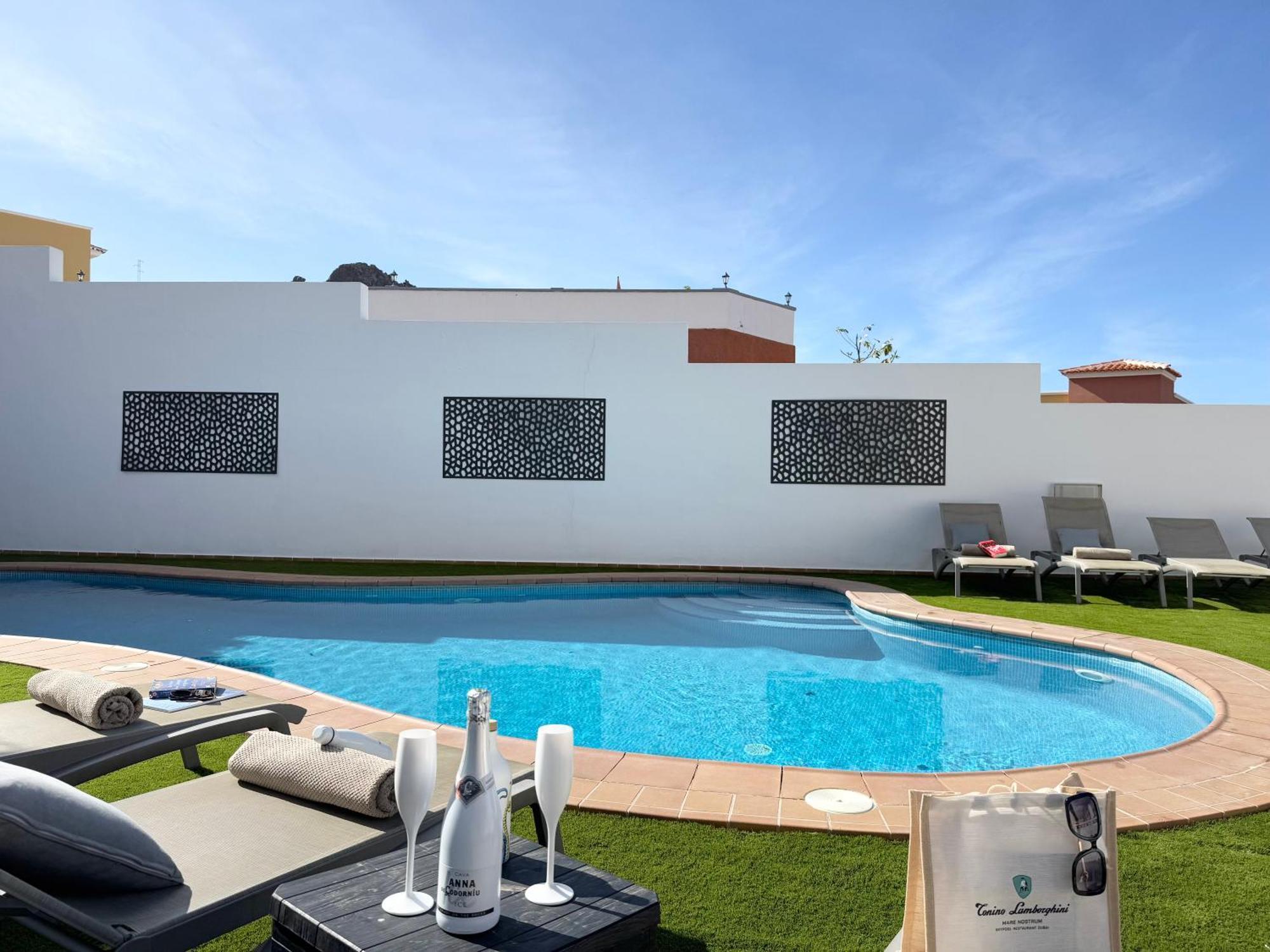 Villa Amorio A Spacious Modern Getaway With A Private Heated Pool & Sea Views Costa Adeje  Ngoại thất bức ảnh
